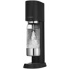 Czarny saturator do wody gazowanej z przezroczystą butelką wypełnioną wodą, na której widoczne są bąbelki. Na urządzeniu znajduje się logo "sodastream".