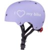 Lawendowy kask z napisem "I ♥ my bike" oraz czarnymi paskami i zapięciem, wyposażony w czerwoną lampkę z tyłu. Kask ma kilka otworów wentylacyjnych i metalowe nity.