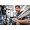Mężczyzna w okularach ochronnych używa klucza udarowego BOSCH Professional GDX 18V-210 C do pracy przy metalowej konstrukcji z niebieskimi przewodami. Na narzędziu widoczne są napisy: "BOSCH Professional" oraz "ProCORE18V 4.0Ah".