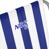 Zdjęcie przedstawia fragment krzesła turystycznego z materiałem w niebiesko-białe pionowe pasy. Na materiale widoczne jest logo "NILS CAMP".