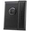 Czarny portfel wykonany z teksturowanej skóry, z okrągłym lokalizatorem wbudowanym w jego powierzchnię. Na lokalizatorze widnieje napis: "Apple Licensed Anti-loss Mitag Travel Wallet", a na portfelu znajduje się napis "Travel Wallet".