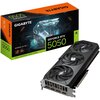 Pudełko karty graficznej z napisem "GIGABYTE" oraz "GeForce RTX 5050" w kolorach czarnym, pomarańczowym i zielonym, z grafiką futurystycznego urządzenia. Obok znajduje się sama karta graficzna z trzema wentylatorami i widocznymi portami wyjściowymi.