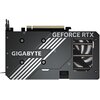 Na zdjęciu widoczna jest karta graficzna z napisem "GIGABYTE" oraz "GEFORCE RTX" na obudowie. Karta ma ciemną obudowę z białymi, ukośnymi liniami i widocznymi elementami chłodzenia.