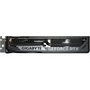 Na zdjęciu widoczna jest karta graficzna z napisem "GIGABYTE GEFORCE RTX" na boku obudowy. Konstrukcja zawiera metalowe elementy i widoczne są rurki cieplne oraz złącza zasilania.