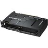 Czarna karta graficzna z widocznymi napisami "GIGABYTE" i "GEFORCE RTX" na obudowie, posiada metalowe elementy i otwory wentylacyjne. Na zdjęciu widoczny jest również złącze zasilania oraz porty wyjściowe.