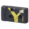 Szary aparat analogowy z widocznym logo "YASHICA MF-1" w żółtym kolorze na obudowie. Na górnej części aparatu znajduje się wizjer, mały otwór oraz pokrętło z oznaczeniem strzałki.