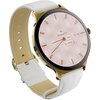 Złoty smartwatch z białym paskiem, na tarczy widoczny jest wzór geometryczny oraz wskazówki zegara, a także napisy: "GARETT", "92%", "fri 11" i "25822". Obudowa zegarka jest stalowa, a pasek ma kilka dziurek do regulacji.