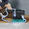 Na zdjęciu znajduje się odkurzacz z widocznym napisem "Tefal Clean It" na obudowie, z którego wychodzi przezroczysty wąż z efektem świetlnym. Odkurzacz stoi na drewnianej podłodze obok dywanu, a w tle widać fragment ściany.