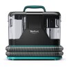 Na zdjęciu znajduje się odkurzacz o nowoczesnym designie, z przezroczystymi elementami i widocznym logo "Tefal Clean It" na czarnej obudowie. W dolnej części urządzenia znajduje się zwinięty wąż ssący.