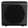Czarny subwoofer o kwadratowym kształcie z widoczną okrągłą membraną na froncie, otoczony żebrowaną obudową. Produkt nie posiada widocznych napisów ani logo.