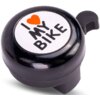 Czarny dzwonek rowerowy z białą tarczą, na której widnieje napis "I ♥ MY BIKE". Dzwonek ma prosty mechanizm dźwigniowy z boku.