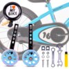 Zestaw akcesoriów rowerowych obejmuje dwa niebieskie kółka boczne z czarnymi wspornikami, dzwonek z napisem "I ♥ MY BIKE", zestaw śrubek, nakrętek, kluczy oraz żółty śrubokręt. W tle widoczny jest fragment niebieskiego roweru z napisem "ROWAN" na ramie.