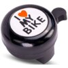 Czarny dzwonek rowerowy z białą tarczą, na której widnieje napis "I ♥ MY BIKE". Dzwonek ma prosty mechanizm dźwigniowy z boku.