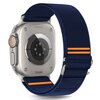 Granatowy pasek nylonowy do zegarka z pomarańczowymi akcentami, przymocowany do srebrnej koperty zegarka. Produkt przeznaczony jest do modeli Apple Watch 6/7/8/9/10/SE/Ultra 1/2 o rozmiarach 44/45/46/49 mm.