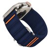 Granatowy pasek do zegarka wykonany z nylonu, z pomarańczowymi akcentami, przymocowany do srebrnej koperty zegarka. Produkt przeznaczony jest do modeli Apple Watch 6/7/8/9/10/SE/Ultra 1/2 o rozmiarach 44/45/46/49 mm.