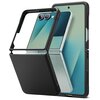 Czarne etui ochronne na telefon z widocznymi wycięciami na aparaty i przyciski, obok którego znajduje się złożony telefon z ekranem i napisem "SAMSUNG" na zawiasie. Etui ma teksturowaną powierzchnię, a telefon jest w kolorze srebrnym z widocznymi dwoma ob