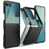 Na zdjęciu widoczne jest czarne etui RINGKE Onyx przeznaczone do telefonu Samsung Galaxy Z Flip 7, przedstawione w różnych ujęciach, ukazujące jego teksturę i dopasowanie do urządzenia. W tle widać fragmenty telefonu z wyświetlaczem i aparatami.