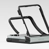 Czarne etui RINGKE Onyx do Samsung Galaxy Z Flip 7 jest pokazane w rozłożonej formie nad złożonym telefonem, na którym widnieje napis "SAMSUNG". Etui ma teksturowane elementy i wycięcia na przyciski oraz aparat.