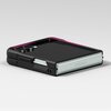 Czarne etui RINGKE Onyx do Samsung Galaxy Z Flip 7 jest widoczne na złożonym telefonie, z wyraźnie zaznaczonymi otworami na aparaty i przyciski. Na srebrnym zawiasie telefonu widnieje napis "SAMSUNG".