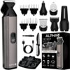 Na zdjęciu znajduje się trymer ALPHA ABS-07 z wyświetlaczem, różnymi nasadkami i akcesoriami, takimi jak grzebień, kabel do ładowania i szczoteczka do czyszczenia. Obok trymera widoczne jest opakowanie z napisem "ALPHA TRYMER UNIWERSALNY ABS-07" oraz info