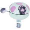 Miętowy dzwonek rowerowy z różowymi kropkami i motywem łapki, posiada metalowy uchwyt montażowy oraz dźwignię do dzwonienia. Produkt to "Dzwonek rowerowy SUN BABY Łapka 13.036.0.1 Miętowy".