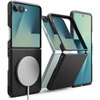 Na zdjęciu widoczne jest czarne etui RINGKE Onyx Magnetic MagSafe przeznaczone do telefonu Samsung Galaxy Z Flip 7, przedstawione w różnych ujęciach, z podłączonym magnetycznym kablem ładowania. Etui ma teksturowaną powierzchnię i wycięcia na aparaty oraz