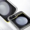 Przezroczyste etui TECH-PROTECT Flexair Hybrid do Samsung Galaxy Z Flip 6/7 FE jest pokazane z bliska, ukazując szczegóły konstrukcji wokół aparatu i ekranu. Etui ma wyraźne krawędzie i żółty akcent wokół wycięcia na aparat.