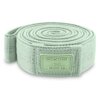 Na zdjęciu znajduje się zwinięta, zielona guma do ćwiczeń z widoczną etykietą, na której znajduje się napis: "SPOKEY 7-12Kg MEDIUM". Guma ma teksturowaną powierzchnię i jest starannie zrolowana.