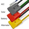 Na zdjęciu widoczne są cztery kolorowe złącza z przewodami, oznaczone jako: "ACC" (szare), "Solar" (czerwone), "Battery" (żółte) i "Alternator" (żółte). Każde złącze ma przypisany kolorowy przewód, a tekst obok złączy wskazuje ich przeznaczenie.