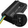 Czarna inteligentna ładowarka z widocznymi kolorowymi kablami oraz włącznikiem, na której znajduje się napis: "Qoltec MULTICHARGER DC-DC & MPPT 12V 40A". W prawym dolnym rogu zdjęcia znajduje się powiększenie włącznika z oznaczeniami "I" i "O".