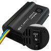 Czarna ładowarka z widocznymi kolorowymi kablami oraz włącznikiem, na której znajduje się napis: "QOLTEC MULTICHARGER DC-DC 8 MPPT 12V 25A". W prawym dolnym rogu zdjęcia znajduje się powiększenie włącznika z symbolem "I" i "O".