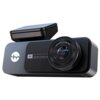 Na zdjęciu widoczny jest wideorejestrator z dużym obiektywem, na którym znajduje się napis "UHD FNO 1.8 FOV 140°". Obok obiektywu umieszczono oznaczenie "4K UHD FNO 1.8 FOV 140°" oraz logo producenta w formie stylizowanej litery.