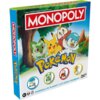 Pudełko gry planszowej z napisem "MONOPOLY" na czerwonym tle oraz "POKÉMON" poniżej, przedstawia kolorowe postacie z serii Pokémon na tle lasu. Na dole widnieje napis: "PODRÓŻUJ PO PLANSZY I ŁAP DZIKIE POKÉMONY!" oraz logo Hasbro Gaming.
