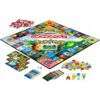 Na zdjęciu znajduje się gra planszowa "HASBRO Monopoly Pokémon G0716120" z kolorową planszą, kartami, żetonami i figurkami przedstawiającymi postacie z Pokémon. Na środku planszy widnieje logo "MONOPOLY Pokémon", a wokół planszy rozmieszczone są różne pola z grafikami i napisami.