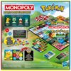 Opakowanie gry planszowej Monopoly Pokémon przedstawia planszę z kolorowymi polami i grafikami Pokémonów, a także postacie Pikachu, Sprigatito, Fuecoco i Quaxly z opisami. Widoczne są napisy: "DOŁĄCZ DO DZIKIEJ PRZYGODY!", "KOGO WYBIERZESZ?", "ŁAP RÓŻNE TYPY POKÉMONÓW I ZAPEŁNIJ SWOJA MAJĄTEK, JAKO PIERWSZY TRENER, BY WYGRAĆ!", oraz logo Hasbro.