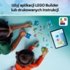 Na zdjęciu widoczne są ręce dwóch osób układających klocki LEGO na niebieskim tle, obok znajduje się tablet z aplikacją pokazującą instrukcje budowy. Na górze zdjęcia znajduje się napis: "Użyj aplikacji LEGO Builder lub drukowanych instrukcji", a w prawym