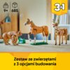 Na zdjęciu znajduje się zestaw klocków przedstawiający trzy zwierzęta: konia, niedźwiedzia i jelenia, ustawione na stole w jasnym pomieszczeniu. W prawym górnym rogu widnieje napis "3 in 1", a na dole zdjęcia znajduje się tekst: "Zestaw ze zwierzętami z 3
