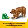 Na zdjęciu znajduje się brązowa figurka niedźwiedzia z klocków oraz zielona konstrukcja przypominająca wodospad z żółtym elementem. Na dole widnieje napis: "Ruchoma figurka niedźwiedzia z małym wodospadem".