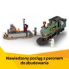 Zestaw klocków przedstawia nawiedzony pociąg z peronem, na którym znajdują się różne postacie i elementy dekoracyjne, takie jak dynia i latarnia. Na dole zdjęcia widnieje napis: "Nawiedzony pociąg z peronem do zbudowania".