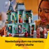 Na zdjęciu znajduje się zestaw LEGO przedstawiający nawiedzoną rezydencję z zielonymi ścianami, wieżyczkami i figurkami duchów oraz postaci. Na dole zdjęcia widnieje napis: "Nawiedzony dom ma cmentarz, organy i ducha".