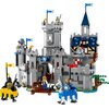Zestaw LEGO przedstawia średniowieczny zamek z wieżami, mostem zwodzonym i rycerzami na koniach. Na zamku widoczne są detale takie jak flagi, tarcze i postacie rycerzy, co dodaje realistycznego charakteru konstrukcji.