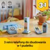 Na zdjęciu znajdują się trzy modele telefonów w stylu retro zbudowane z klocków, ustawione na drewnianym stole, obok rośliny w doniczce. W górnej części zdjęcia widnieje napis "8+" oraz "383", a na dole napis "3 retro telefony do zbudowania w 1 pudełku".
