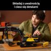 Na zdjęciu znajduje się model koparki z klocków LEGO z widocznym napisem "VOLVO" na ramieniu oraz "EC500" na boku. W górnej części zdjęcia widnieje tekst: "Składaj z uważnością i ciesz się detalami".