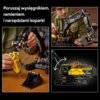 Na zdjęciu widoczny jest model koparki z klocków LEGO, złożony z elementów w kolorach czarnym, żółtym i pomarańczowym, z napisem "EC500" na boku. Obok modelu znajduje się tekst: "Poruszaj wysięgnikiem, ramieniem i narzędziami koparki".