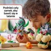 Na zdjęciu znajduje się zestaw klocków LEGO z motywem zamku, z widocznymi kolorowymi elementami i postaciami. W lewym górnym rogu znajduje się tekst: "Podnieś cały zamek, aby bawić się w latanie".