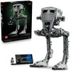 Pudełko z zestawem LEGO 75417 Star Wars Maszyna krocząca AT-ST™ oraz złożony model maszyny kroczącej z klocków LEGO. Obok znajduje się tabliczka z napisem "Imperial All Terrain Scout Transport" oraz mała figurka.