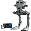 Na zdjęciu znajduje się model LEGO przedstawiający maszynę kroczącą AT-ST z serii Star Wars, zbudowany z szarych klocków. Obok modelu widoczna jest tabliczka z napisem "Star Wars Imperial All Terrain Scout Transport" oraz figurka postaci.