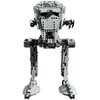 Na zdjęciu znajduje się model maszyny kroczącej AT-ST™ z serii LEGO Star Wars, zbudowany z szarych klocków, z widocznymi szczegółami konstrukcji, takimi jak działka i mechaniczne nogi. Model jest przedstawiony na białym tle, bez dodatkowych elementów w ot