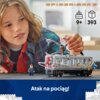 Na zdjęciu widoczny jest zestaw klocków LEGO przedstawiający scenę z pociągiem, z figurkami Spider-Mana i Doc Ocka. W górnej części zdjęcia znajduje się napis "SPIDER-MAN 2", a poniżej ikony z oznaczeniem wieku "9+" i liczbą elementów "393"; na dole widni