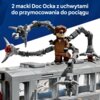 Na zdjęciu znajduje się figurka z zestawu LEGO przedstawiająca postać z mechanicznymi mackami stojącą na modelu pociągu. W tle widoczny jest tekst: "2 macki Doc Ocka z uchwytami do przymocowania do pociągu".
